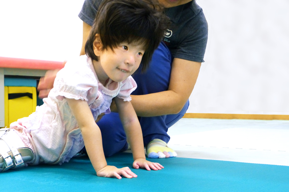 うつ伏せ姿勢で腕の支えの練習